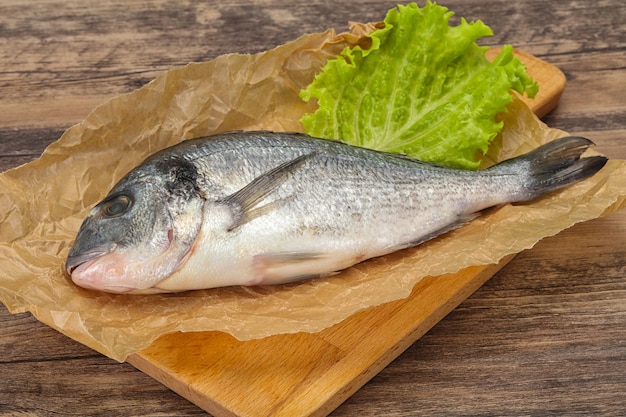 Pesce raw dorada per la cottura