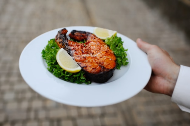 Pesce rosso al forno con un limone