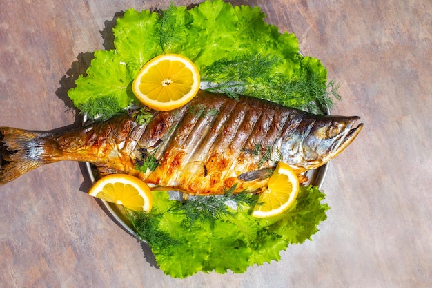 Pesce rosso alla griglia Salmone rosa con limone ed erbe aromatiche Cucinare cibi deliziosi e sani