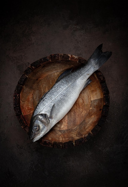 pesce rosso fresco in un piatto di legno vista superiore nessuna gente