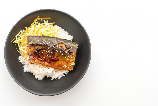 pesce saba grigliato con salsa teriyaki su ciotola di riso sormontata