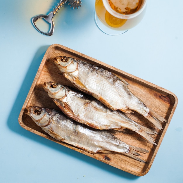 Pesce salato secco su un vassoio di legno.