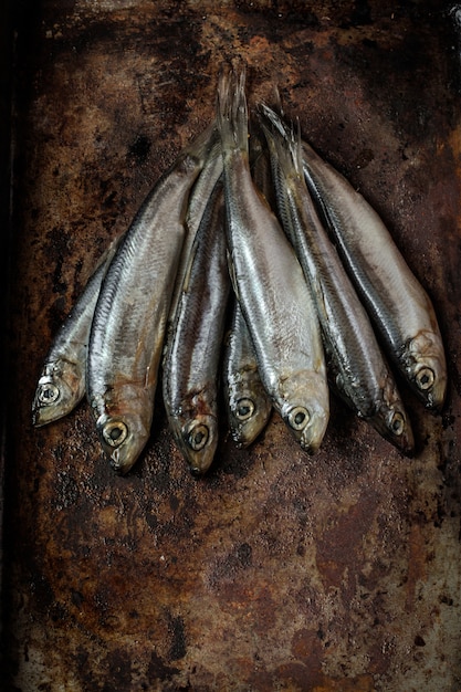 Pesce salato sulla tavola di legno