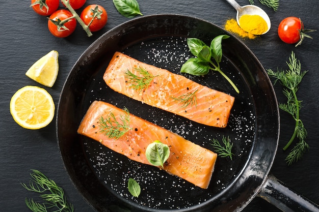 Pesce salmone crudo sulla padella d&#39;epoca