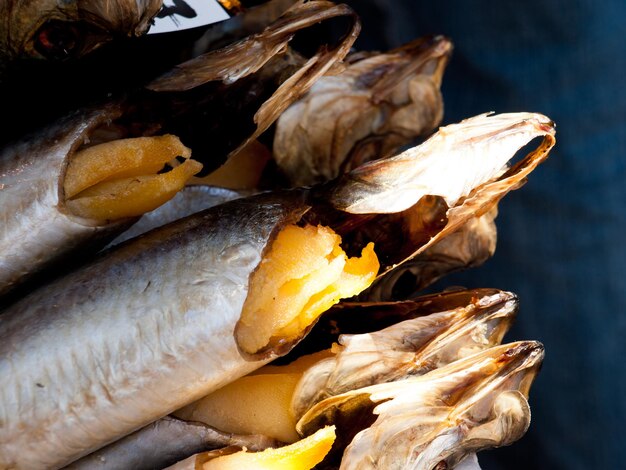 Pesce secco al mercato di strada giapponese.