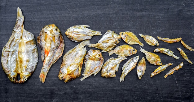 Pesce secco dal sole su sfondo bianco