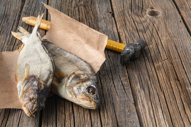 Pesce secco su uno sfondo di legno