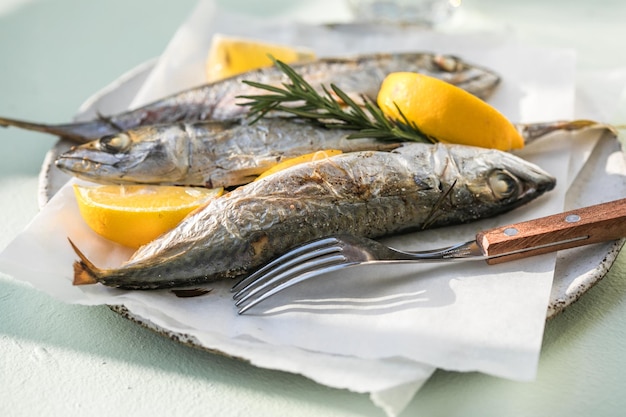 Pesce sgombro che cucina cibo preparare cibo sano e nutriente