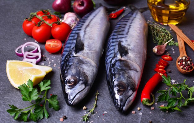 Pesce sgombro con spezie e verdure