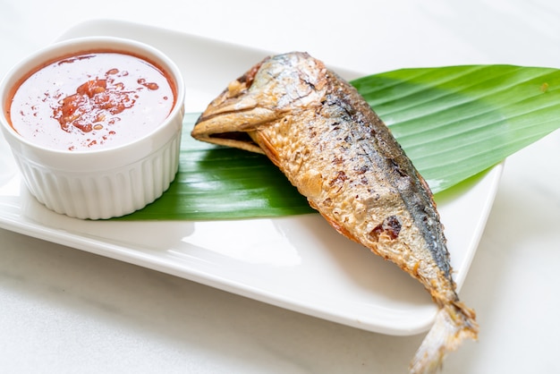 Pesce sgombro fritto con salsa di pasta di gamberi piccanti