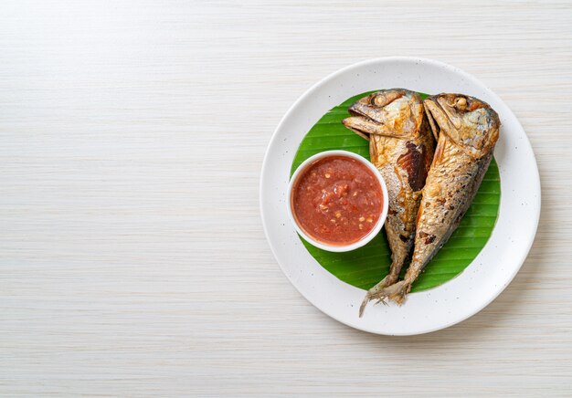 Pesce sgombro fritto con salsa di pasta di gamberi piccanti