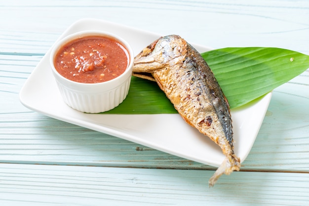 Pesce sgombro fritto con salsa di pasta di gamberi piccanti