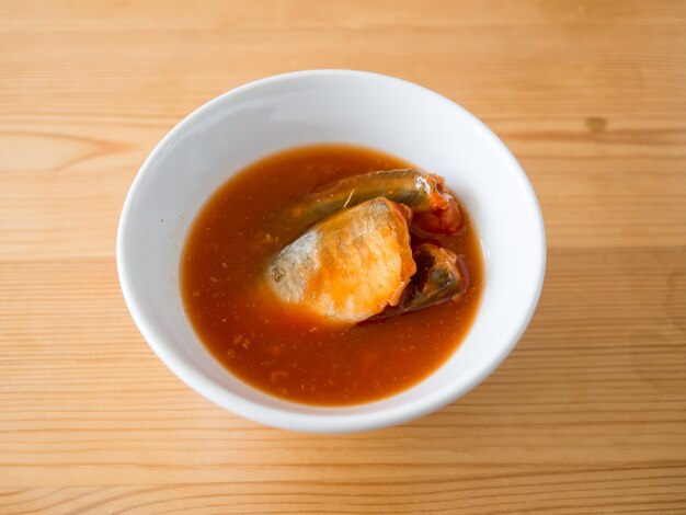 Pesce sgombro istantaneo in zuppa di pomodoro.