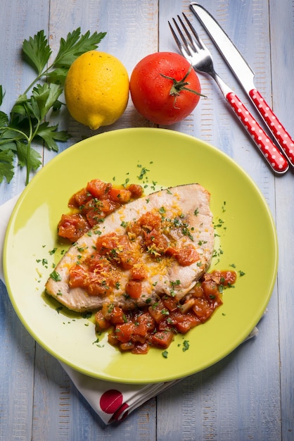 Pesce spada con pomodorini freschi e scorza di limone grattugiata