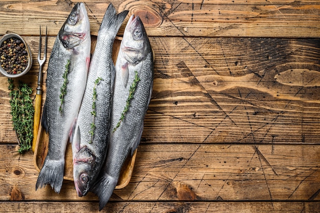 Pesce spigola crudo su un vassoio.