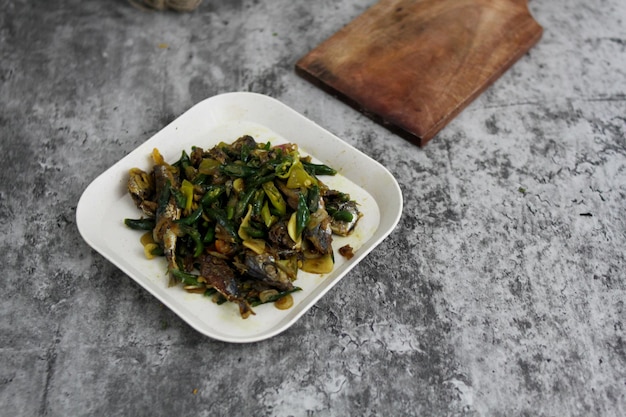 Pesce Tongkol piccante con peperoncino verde e pepe salato