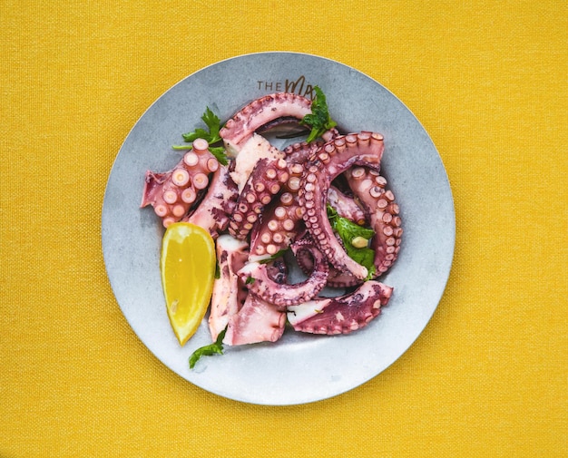 Pesce tradizionale greco Polpo con olio d'oliva e succo di limone Polpo Ceviche