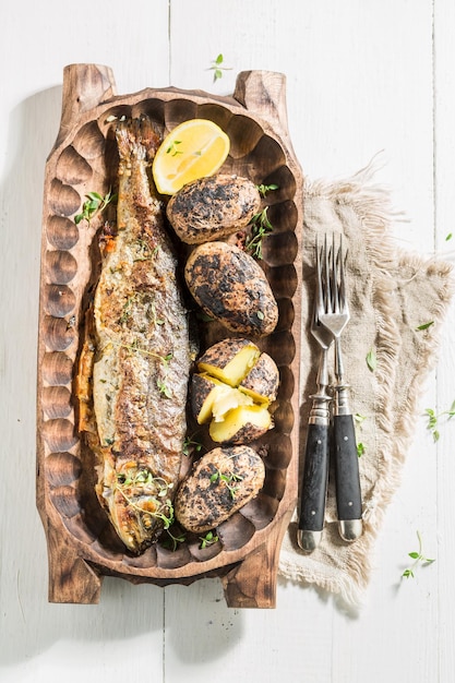 Pesce trota e patate fatte in casa con patate e burro