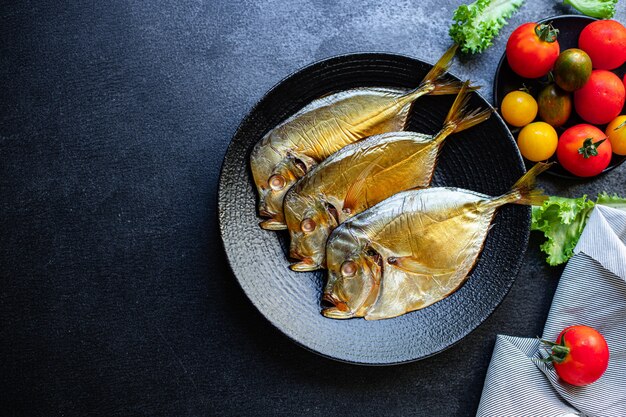 pesce vomer di mare affumicato cuoco spuntino pasto sul tavolo