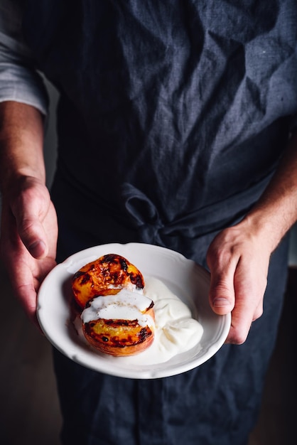 Pesche al forno con miele e panna montata