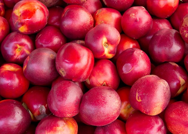 Pesche al mercato degli agricoltori da vicino