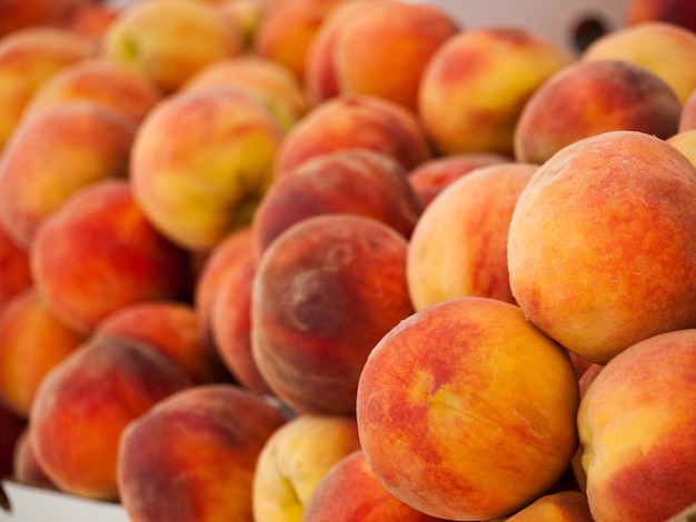 Pesche arancioni al mercato locale dell'agricoltore.