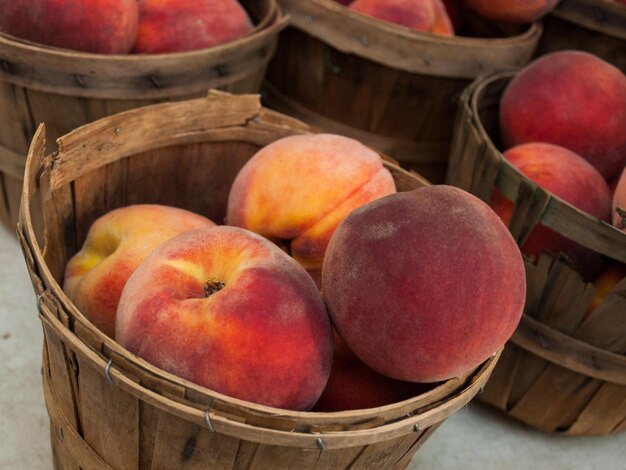 Pesche arancioni al mercato locale dell'agricoltore.