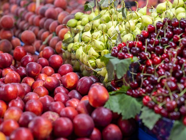 Pesche fresche pere e ciliegie al mercato locale