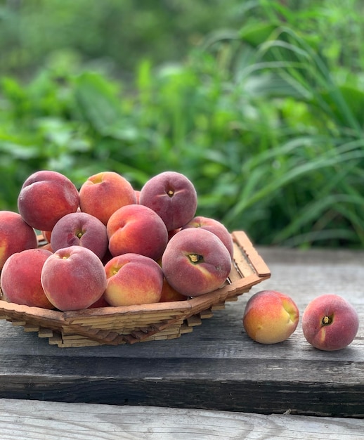 Pesche fresche su fondo in legno