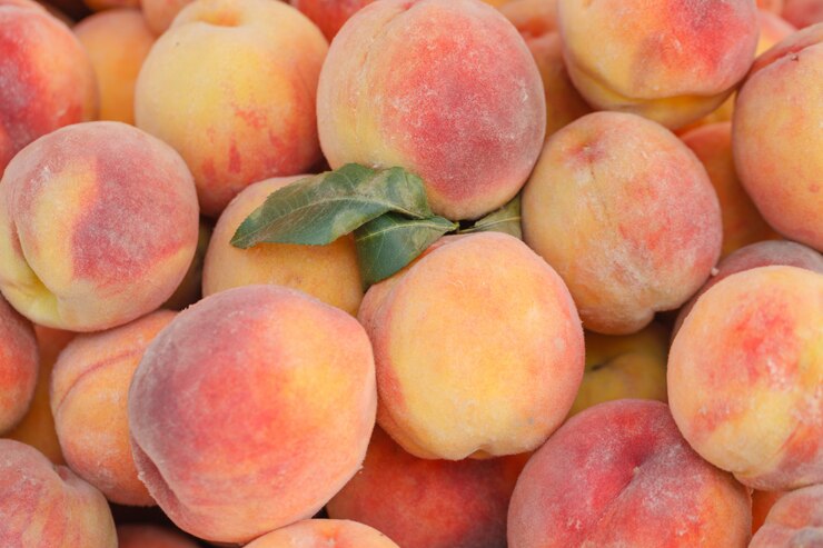 Pesche organiche fresche ad un mercato locale degli agricoltori