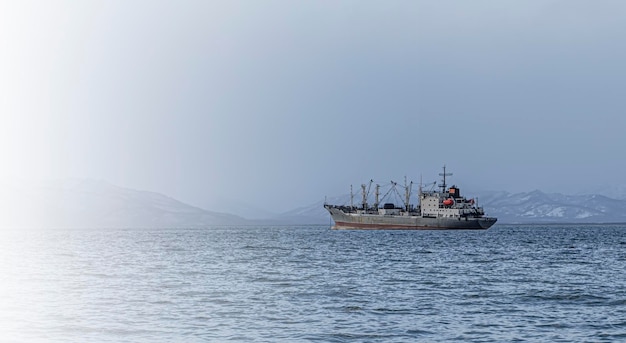 Pescherecci a circuizione nella baia di Avacha nella penisola di Kamchatka