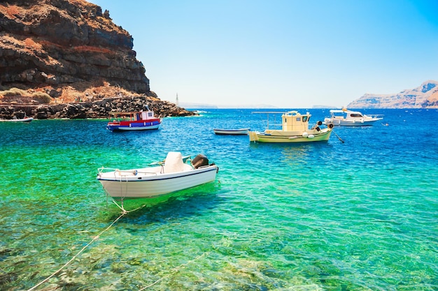 Pescherecci nel porto dell'isola di Santorini, Grecia. Acqua turchese e cielo azzurro