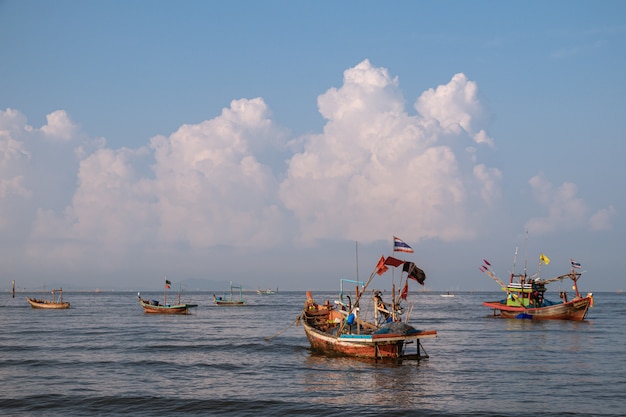 Pescherecci sul mare con cielo blu