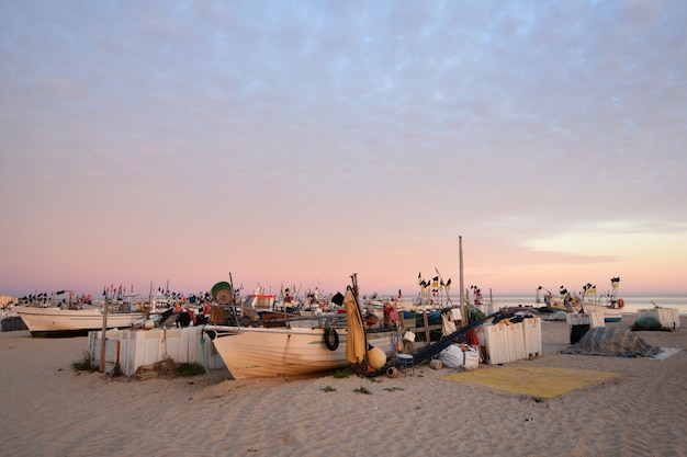 Pescherecci sulla spiaggia di Monte Gordo, Algarve, Portogallo