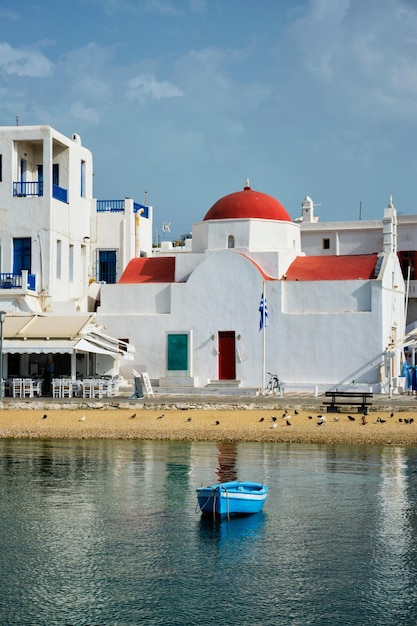 Peschereccio blu nel porto del porto sull'isola di Mykonos in Grecia