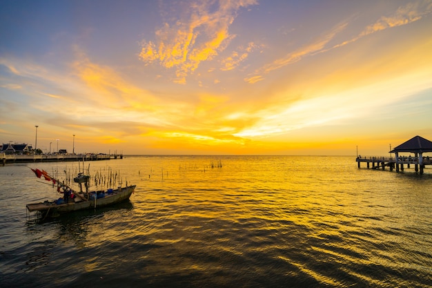 Peschereccio con il tramonto a Laem Tan Bangsan Beach, Sriracha, Chonburi, Tailandia.