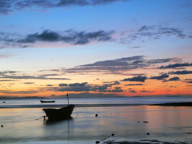 Peschereccio in mare all&#39;alba