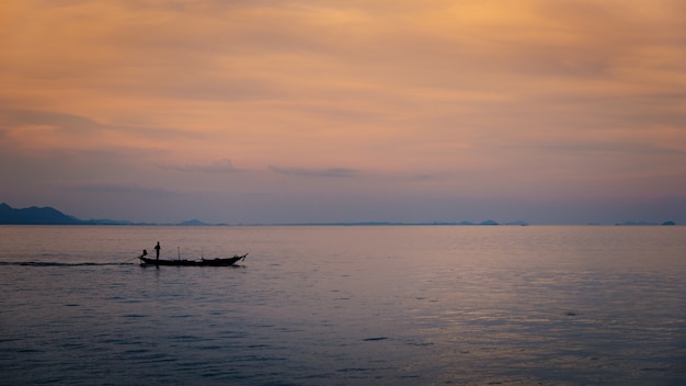 Peschereccio in oceano con la priorità bassa del cielo blu