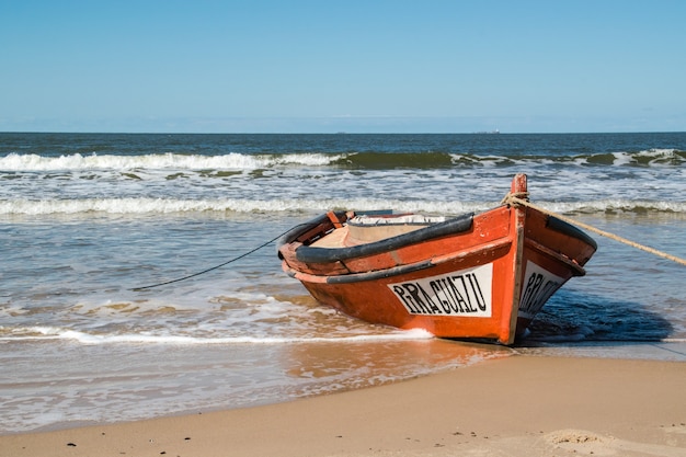 peschereccio in spiaggia