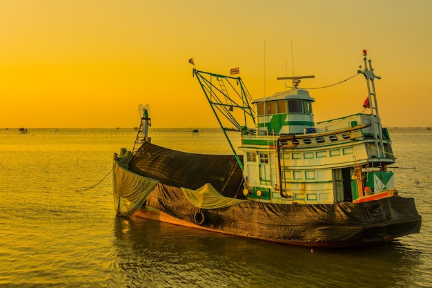 Peschereccio nel tempo crepuscolare, Tailandia