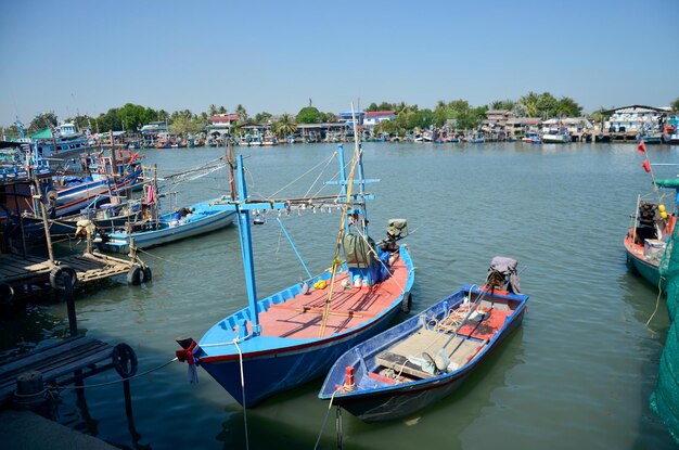 Peschereccio per la pesca notturna al villaggio di pescatori