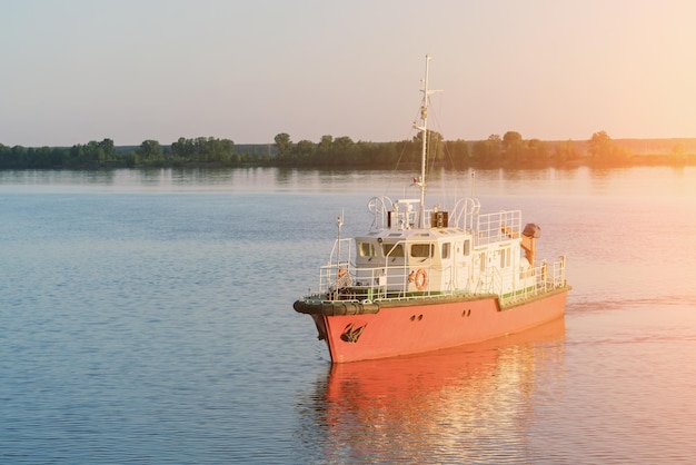 Peschereccio rosso e bianco o barca a galla Sunny tonica