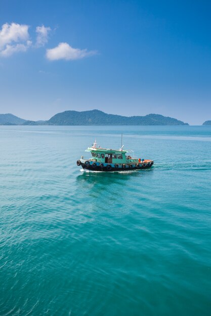 Peschereccio sull&#39;oceano in koh chang, Tailandia