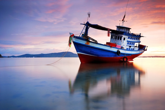 Peschereccio tailandese usato come veicolo per trovare pesce nel tramonto sea.at