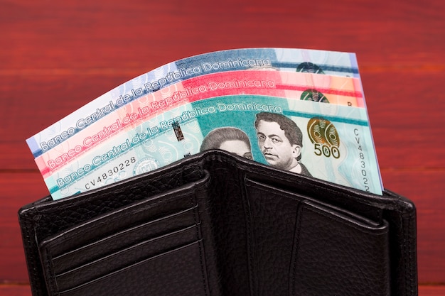 Peso dominicano nel portafoglio nero