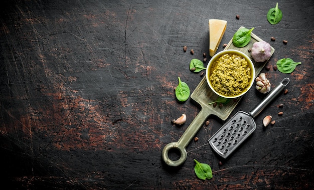 Pesto con Aglio Basilico e Parmigiano