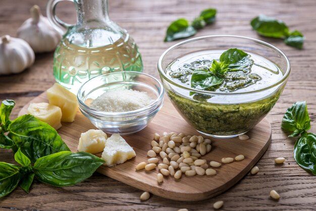 Pesto con ingredienti sul tavolo di legno