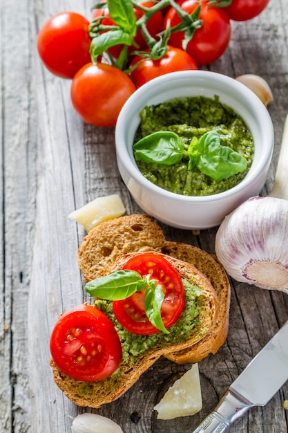 Pesto con pasta e pomodori