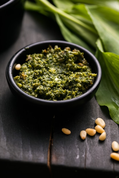 Pesto di aglio orsino fresco fatto in casa. Salsa fatta in casa a base di aglio orsino, pinoli, formaggio e olio d'oliva.