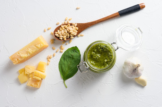 Pesto di basilico classico in vasetto di vetro